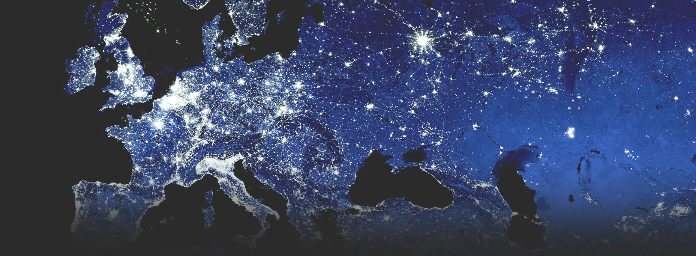 Una mappa dell'Europa e dell'Asia occidentale mostra la terra aperta in blu scuro con grappoli di bianco nei centri abitati