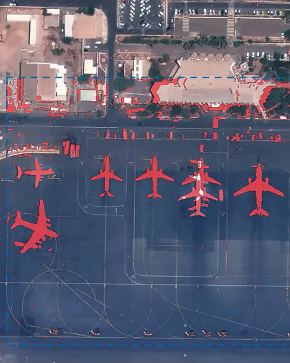 immagine di un aeroporto e aeroplani rossi che mostrano il rilevamento delle modifiche