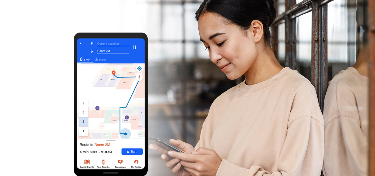Donna in un edificio per uffici che utilizza un telefono cellulare accanto a un'immagine del telefono cellulare inserita che mostra una mappa indoor con un percorso in blu