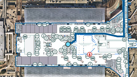 Mappa indoor di un servizio aeroportuale che mostra il punto blu della posizione corrente e punti dati rotondi sparsi in una vista aerea