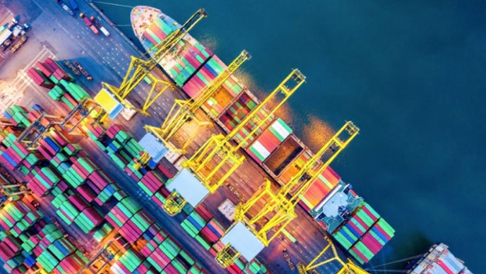 Immagine dall'alto di una nave da carico carica di container su uno specchio d'acqua blu