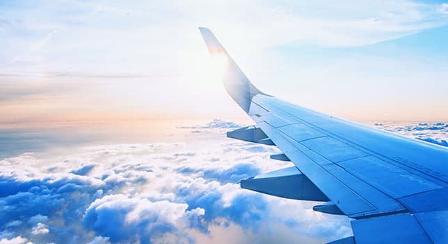 Un'ala di un aereo sopra le nuvole