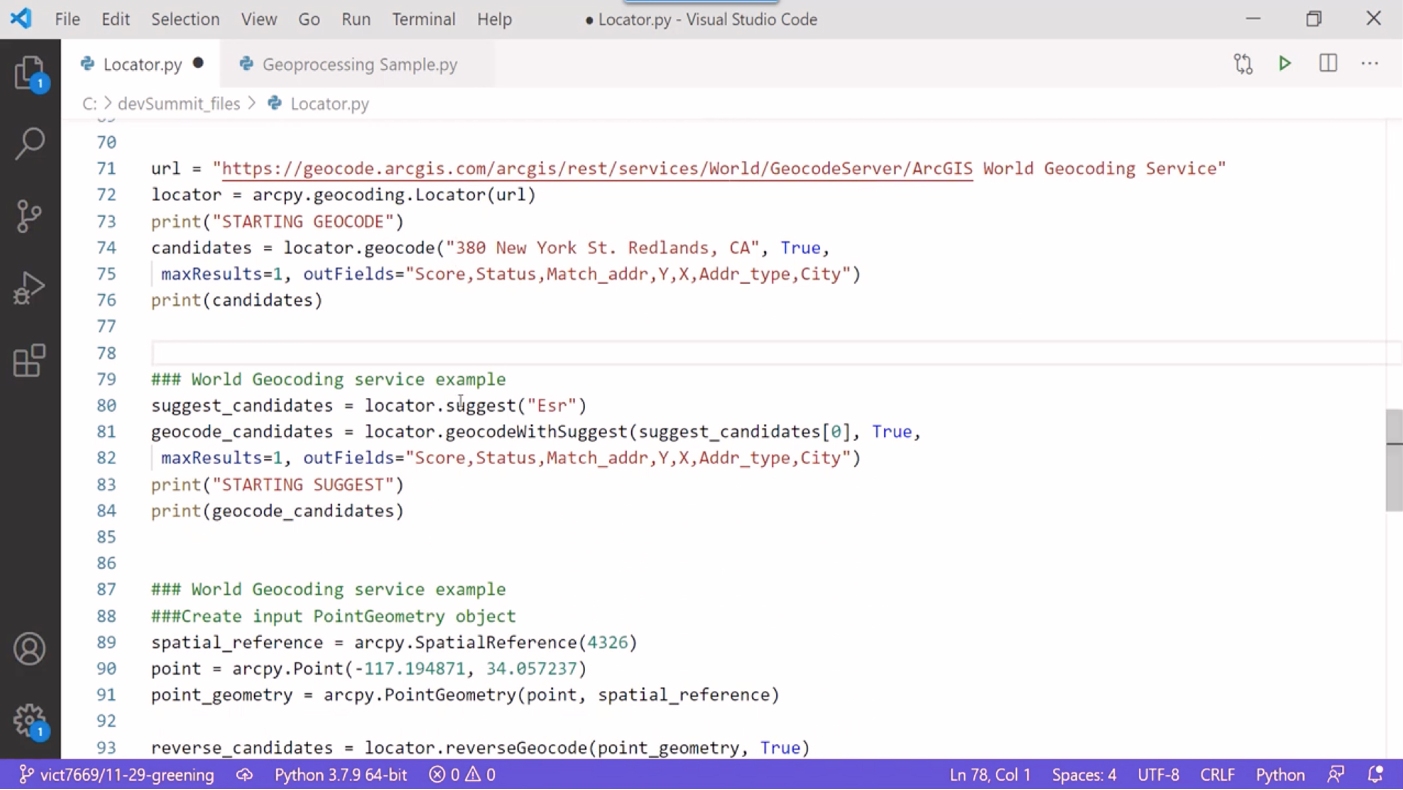 Testo nero e rosso su sfondo bianco che rappresenta un'interfaccia Web di Visual Studio con codice di sviluppo 