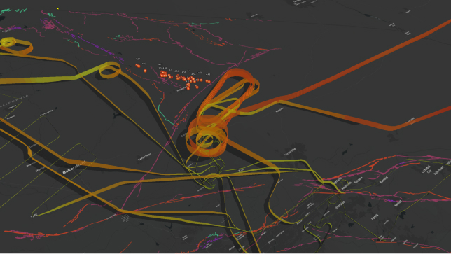 Visualizzazione 3D degli itinerari di volo aereo e rispettive altitudini espresse in modo multidimensionale con serie di linee connesse rosse, verdi e arancioni 