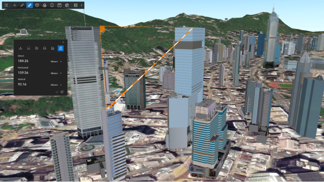 Scena 3D di una città con numerosi edifici alti e una misurazione tra due edifici annotata con una linea arancione e bianca