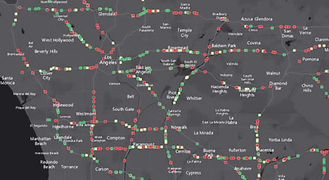 Mappa dell'area di Los Angeles con punti rossi, verdi e gialli che delineano i percorsi autostradali