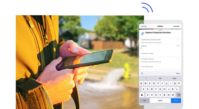 Persona che tiene in mano un telefono cellulare mentre inserisce la posizione di un idrante che eroga acqua sullo sfondo