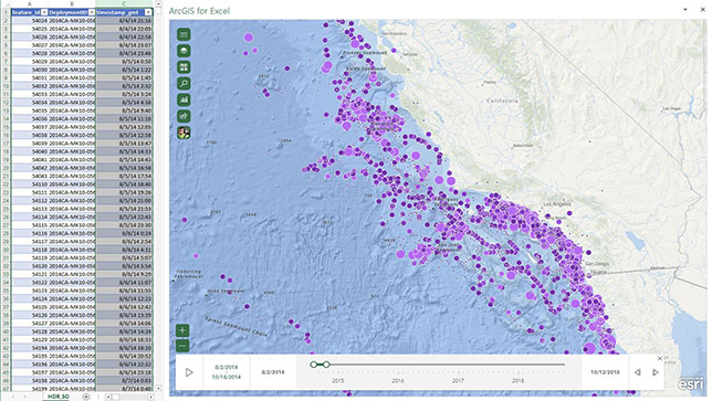 Un foglio elettronico a barra laterale con dati numerici accanto a una mappa topografica costiera con suolo e acqua con punti di dati viola 