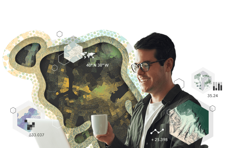 Una persona che tiene in mano una tazza di caffè e guarda lo schermo di un laptop sovrapposta a una mappa grafica di pacchi ombreggiata in verde e a diverse altre mappe