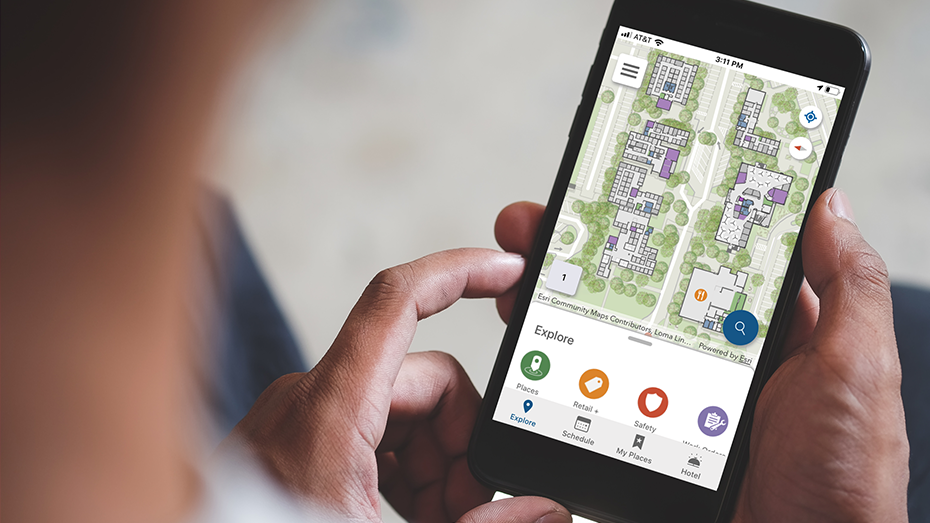Persona che osserva una mappa Indoors di un edificio di uffici su uno smartphone