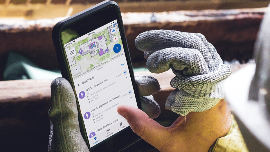 Un operatore tecnico con uno smartphone in mano che mostra una mappa Indoors