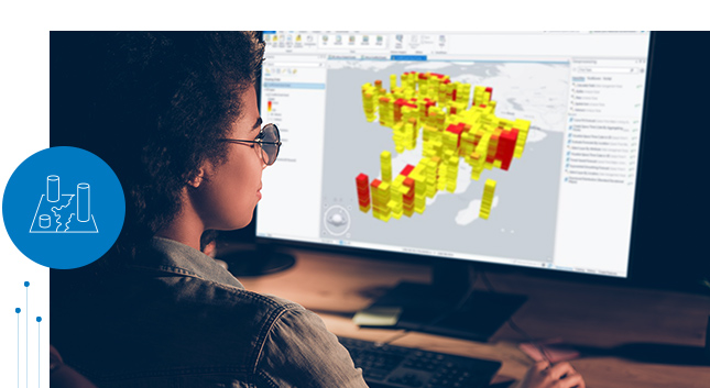 Donna al banco che visualizza molteplici fonti dati e digita visualizzata in 2D e 3D su una mappa su un computer