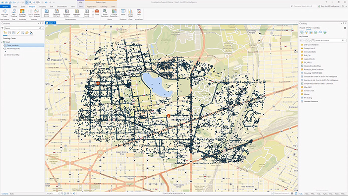 Un lavoratore che indossa un giubbotto di sicurezza che guarda il suo telefono su un manto erboso, sovrapposto da un telefono touchscreen che mostra la soluzione di misurazione Spile in ArcGIS Survey 123