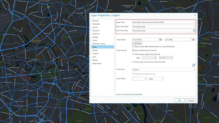 Mappa nera digitale con strade evidenziate in blu e nero con una popup box che spiega le proprietà degli strati