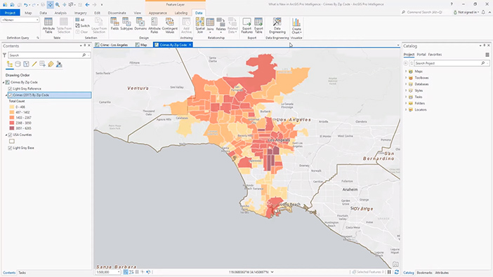 Una visione di una città e grattacieli sovrastratificati con un gradiente verde e un bloc notes con un'icona di un segno di spunta, con le parole "ArcGIS Survey 123" sotto di esso