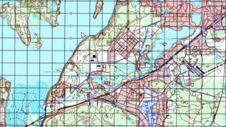 Una mappa topografica creata utilizzando ArcGIS Production Mapping La mappa ingrandita mostra diverse feature geografiche come le strade, i fiumi e i punti d'interesse.