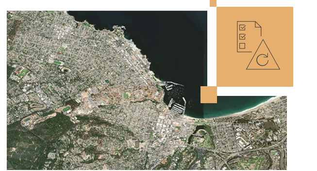Mappa satellitare di una città con terra verde ed edifici in grigio e una piccola immagine di una carta con segni di spunta
