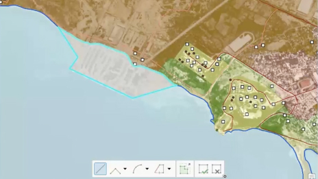 Una mappa che mostra un'area costiera, illustrando flussi di lavoro topografici come l'acquisizione dati e i processi di automazione.