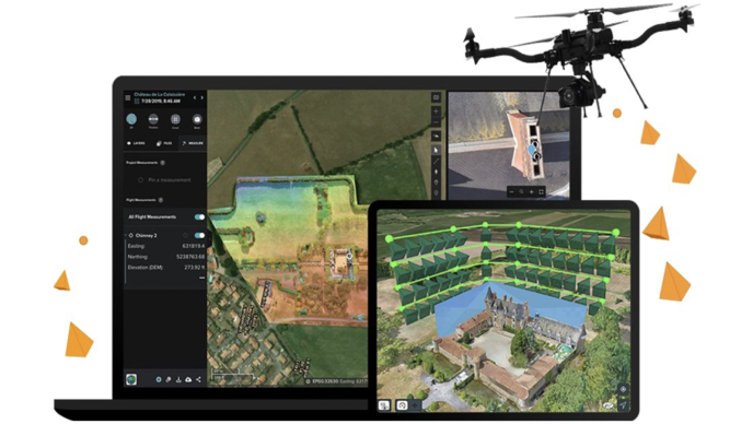 Computer laptop che analizza le immagini dal drone di un castello e un iPad che mostra la traiettoria di volo di un drone attorno al castello
