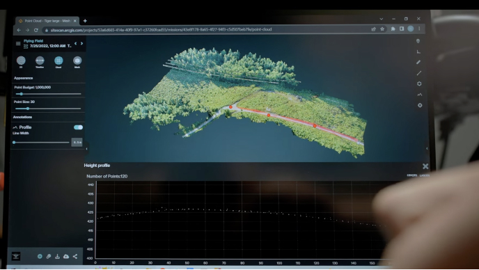 L'interfaccia Site Scan for ArcGIS che visualizza l'immagine digitale di terreno e testo che rappresenta l'analisi dei dati delle immagini dei droni