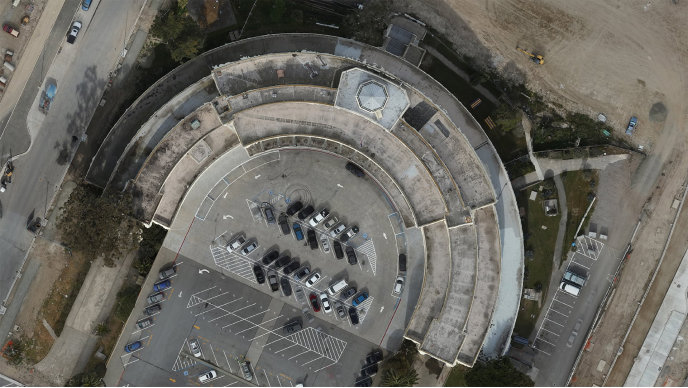 Immagine aerea di un edificio e di un parcheggio acquisita da un drone