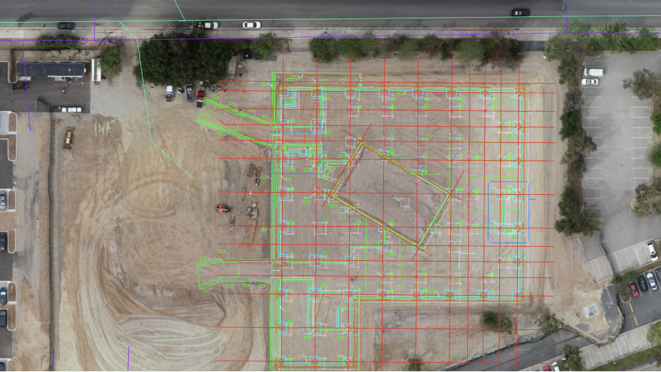 Immagine acquisita dal drone di un cantiere di un edificio con una griglia verde e rossa che rappresenta la modellazione delle informazioni sull'edificio 