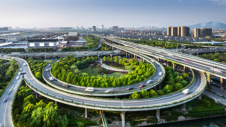 Autostrade che si intersecano con uno sfondo di diversi edifici alti