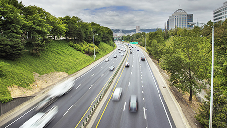 Un'autostrada con molte auto che viaggiano su di essa