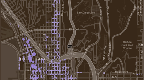 Un dashboard della mappa con una mappa stradale e vari dati ed elenchi in bianco e arancione su sfondo marrone