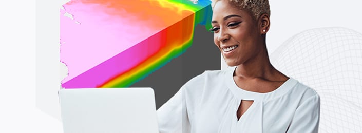Giovane donna con maglia bianca che utilizza un computer portatile