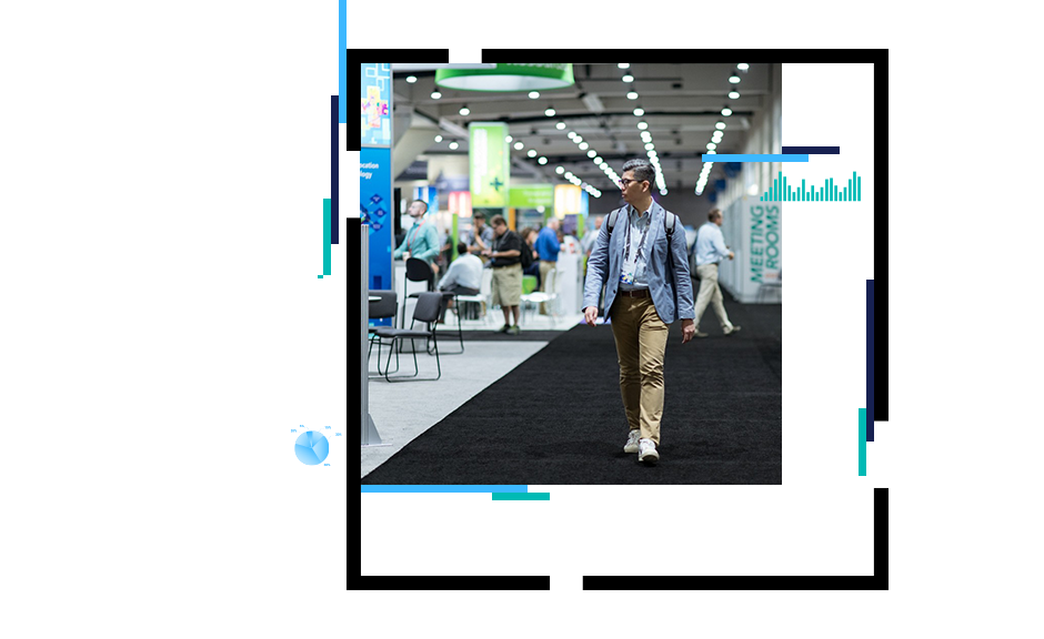 Persona che cammina in una sala conferenza