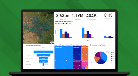 Grafica del monitor di un laptop che mostra una dashboard con una mappa di un terreno agricolo e diversi grafici su sfondo verde