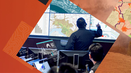 Un team di risposta alle emergenze guarda mappe su grandi televisori 