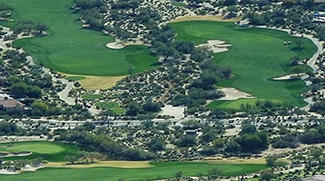 Foto aerea di un campo da golf in prossimità di abitazioni