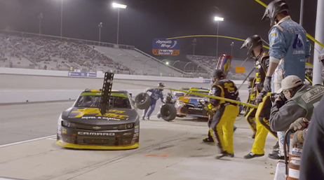 Una Camaro al box durante una corsa NASCAR
