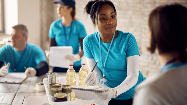Persone che indossano maglie blu e guanti bianchi