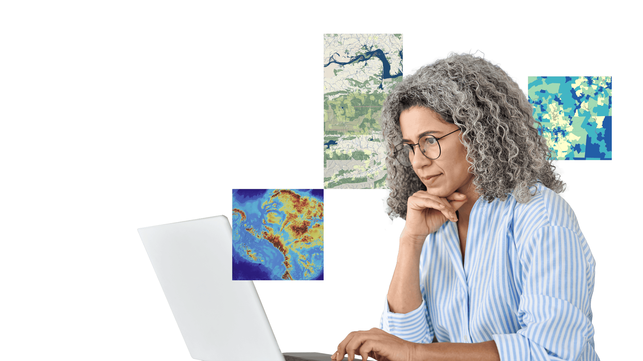 Una persona che indossa occhiali e una camicia a righe blu guarda attentamente il monitor di un laptop, sovrapposta da tre piccole mappe colorate proiettate