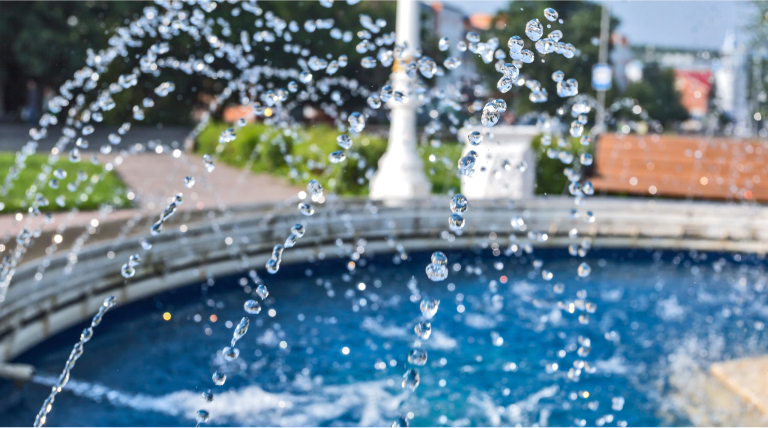 Spruzzo d'acqua in una fontana 