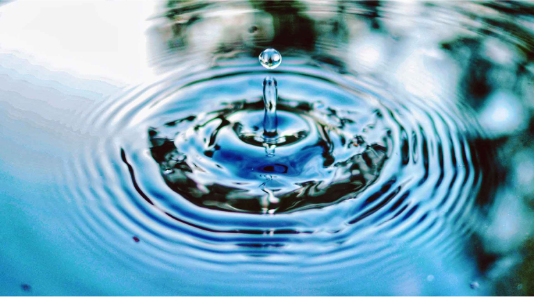 Goccia d'acqua che crea increspature