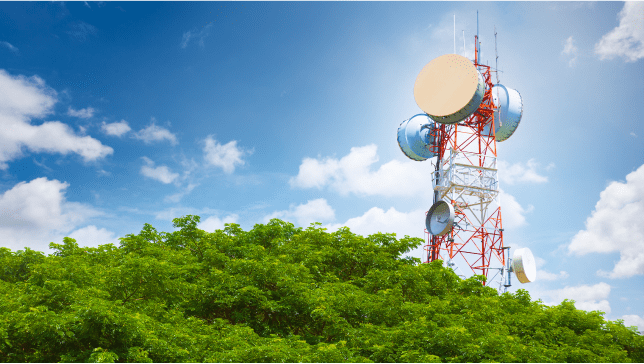 Uomo all'aperto che parla sul cellulare